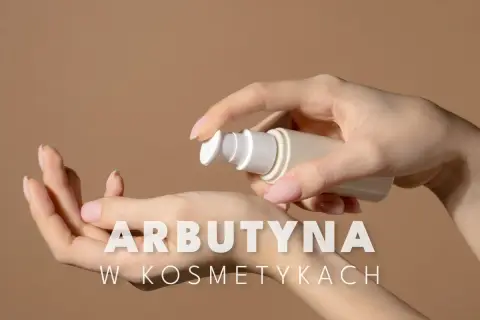 Dłonie aplikują kosmetyk z pompką. Arbutyna w kosmetykach to sekret rozjaśnionej i promiennej skóry.