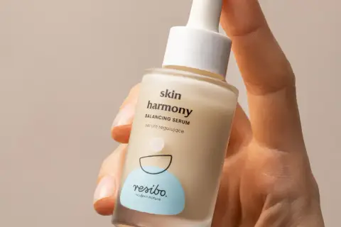 Dłoń trzyma serum Resibo "skin harmony". Składnik alantoina co to? To cenny element dla skóry.